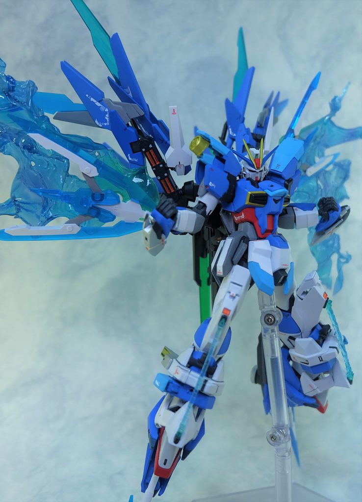 光の翼

武装からお察しの通り、GNドライブ搭載の本機。
トランザムも可能だと思いますがトランザムではなく光の翼がパワーアップ形態。トランザムバースト＋光の翼のイメージなんでリクくんのダブル―スカイとアプローチは同じですね。

光の翼を緑と青でグラデにしたんですが、肝心の緑部分が隠れてしまいほぼみえない。一応根元の方が少し緑。