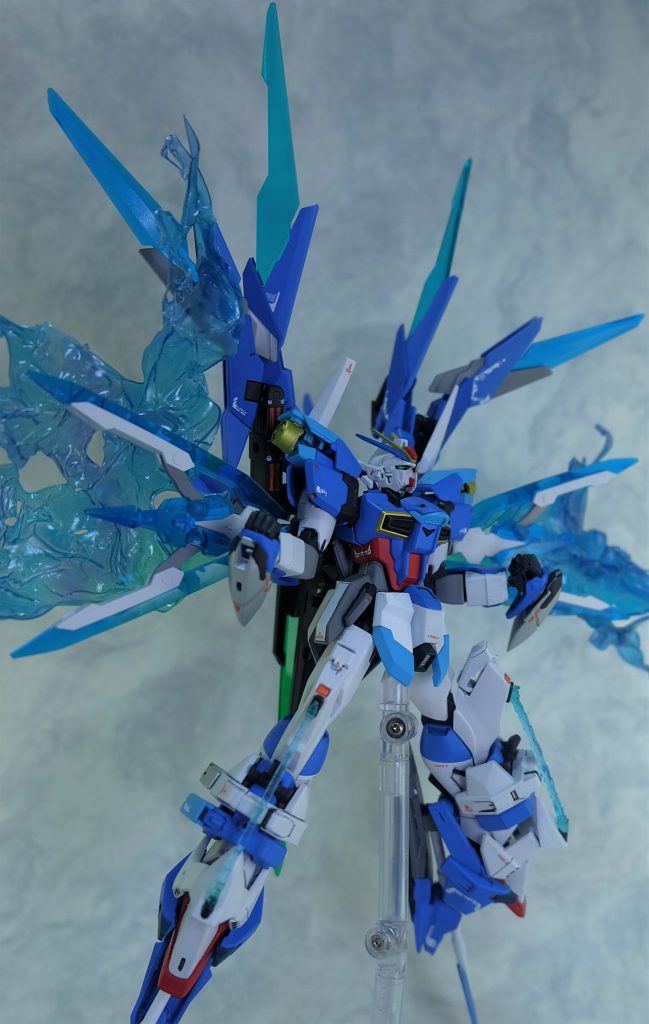 光の翼はクリアファイルをザクザク切り刻んで、ライターであぶり作成。
意外と簡単にできるのでお勧め。