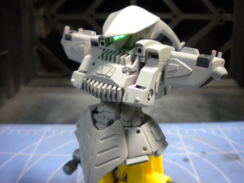 モノアイはLEDで発光。（電池とスイッチはシッポに内蔵）