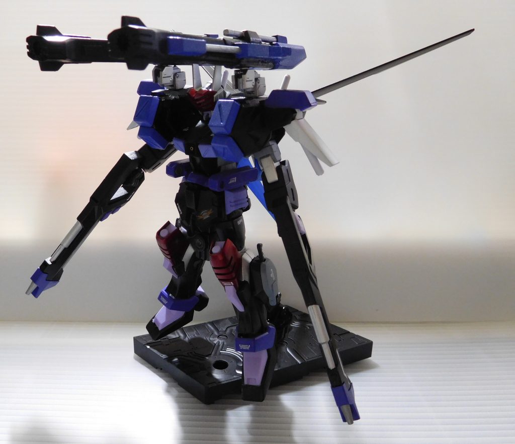 ヴェルデには別々の装備だった肩部砲を350mmガンランチャーに統一。
M9009Bバヨネット装備型ビームライフルに加え、ビームサーベルとソードカラミティと同規格のアーマーシュナイダーで近接戦に対応。