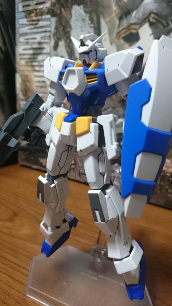 塗装箇所は頭部、胴体、足の赤いパーツをガンマカのバルバトスブルーで塗装っス。また胸のAマークにはフラット用の蓋パーツを取り付け、ツインアイなど本体のセンサー類はイエローで塗装っス!