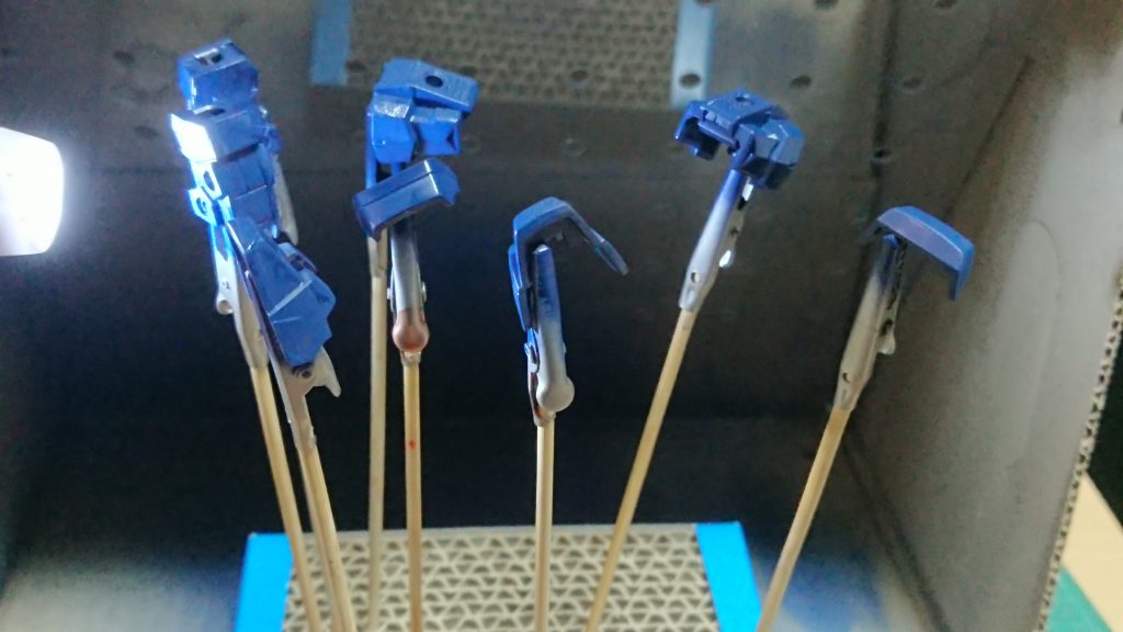 ガンダムマーカーエアブラシ、ティターンズブルーで塗装後。最初は付属のエア缶を使用しましたが、やはりエアが安定せず、急遽、エアコンプレッサーを購入。エアが安定して、気持ちいいほどキレイに塗れました!