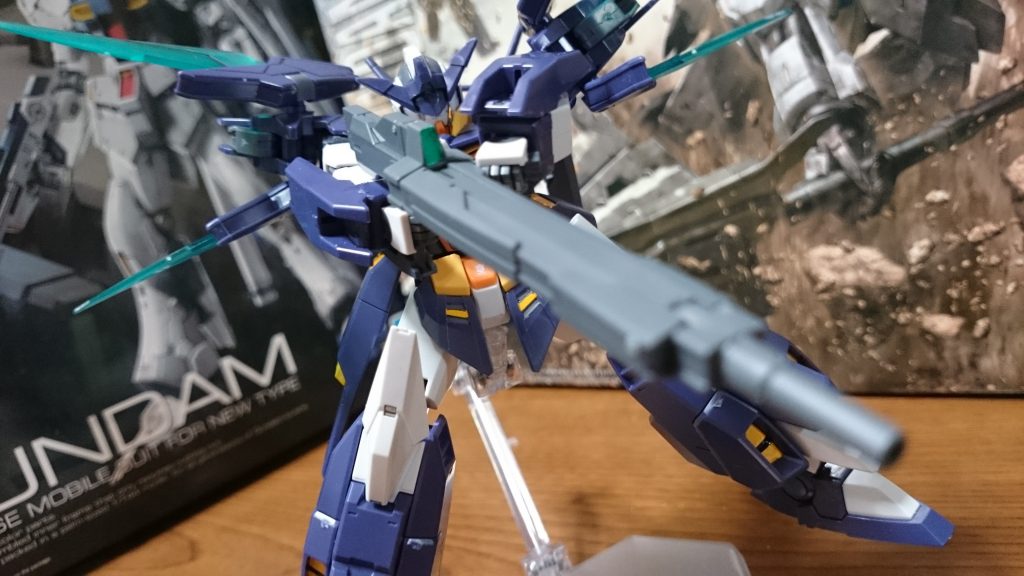 元のドッズライフルと同様に精密射撃モードに変形できるっス。やはり迫力ある。ただ、個体差なのか、バレルパーツを取り外すときが少し固く、ピンの根本がすこーしだけ白化してきたっス。取り扱い注意っスね。

元のドッズライフルのバレルパーツも全て付属してるっスけど、組むにはこちらのバレルパーツをばらして、フォアグリップを持ってく必要があるっス