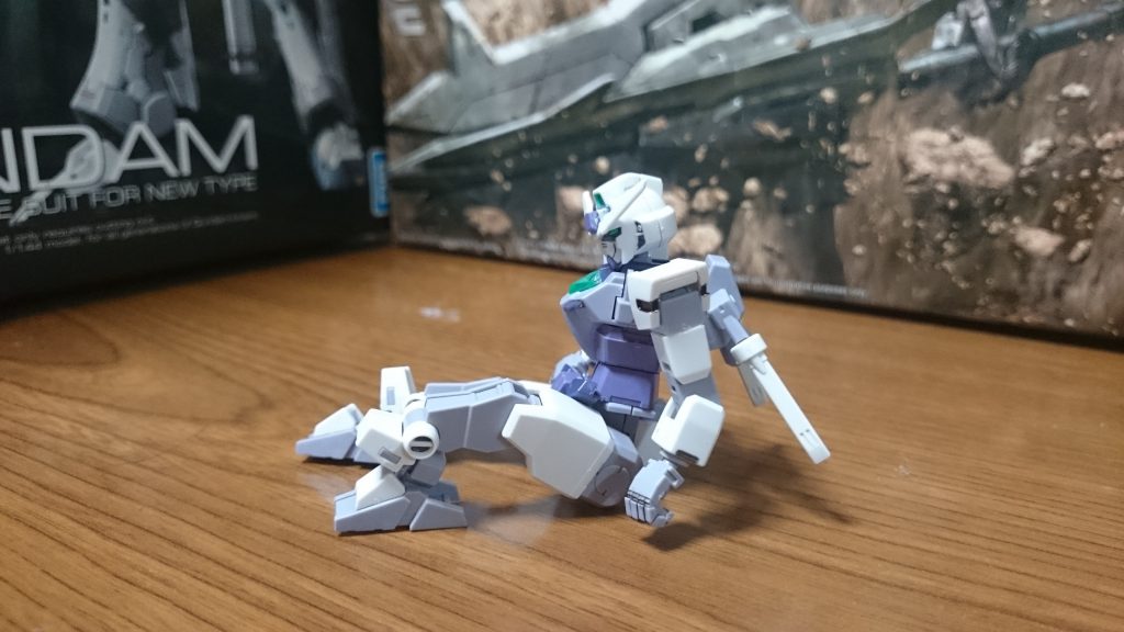 「素敵なガンプラね!」
「…君は?」
「つくったばかりで調整だってまだ全然…」
「あなたと冒険したがってる。『つくってくれてありがとう』って」
「これはデータだよ。プラモデルの…って」
「この子はここにいる。あなたがあなたとして、ここにいるのと同じよ。
 この子の名前は?」
「ああ…コア、ガンダム」
「コアガンダム…いい名前ね」
「今考えたんだけど…」
「あなたは?この子をつくったあなたの名前」
「ヒロト。…君は?」
「え?あっ…イヴ!」