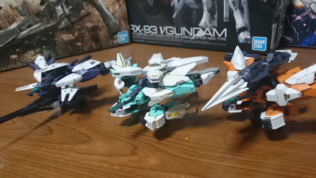 左からウラヌスアーマー、ネプチューンアーマー、サターンアーマー比較
今回も例によって惑星の番号のナンバーデカールを30MMから貼ってるっス。しかしさわやか~な色っスねぇ
全身の金色ラインはホイルシールを使ってるっス。その他、色の足りないところはガンマカで塗装っス。
ラインのシールはスターゲイザーやルナゲイザーのようにホログラムシールかと思ったっスけど、ホイルシールだったっスね。まぁ、ホログラムシールはパーツの角の部分が剥がれやすいんで、正直ホイルシールで助かったっス