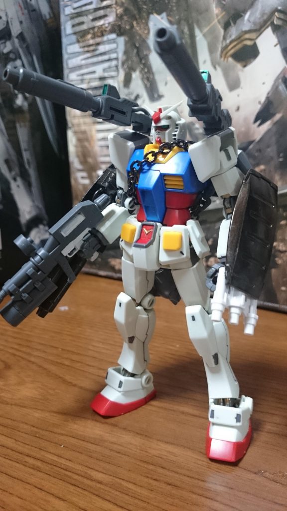 ・GUNDAM HAMMER ver

先ずはガンプラエース付録のGUNDAM HAMMER ver.から。
こちらの成形色はグレー、付属する武器はガンダムハンマーっス！ 

画像の装備はアメイジングレッドウォーリアのテストを行っていた三代目メイジンとガンプラ学園の監督となったアランの前に、パーフェクトガンダム使いと共に現れた姿っス。

ただ、ガンダムはコクピットハッチや関節をRG風に、ツインアイをグリーンにしてVer.ka風に塗装した自分好みのものにしてるっス