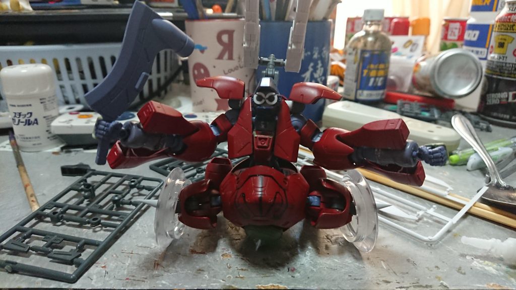 戦車形態頭部の完成案です。ランナーパーツを軸に使用し目を再現しました