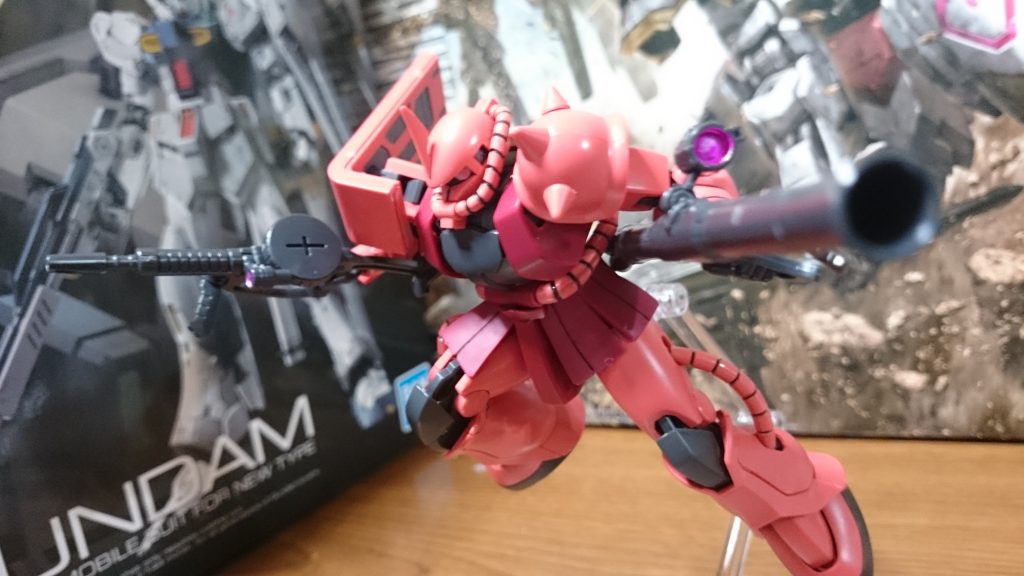 モノアイはオリジンザク同様に顎の裏側から左右に操作可能っスね。
また左にも銃持ち手が付属してるっス