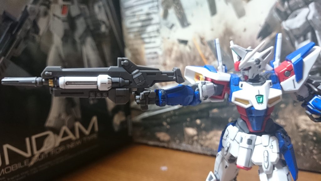 ・アクセラレートライフル

こちらは旧キットではグレー一色だったっスけど、今回は白い部分もパーツで分けられてるっスね。善哉善哉。
また右は銃持ち手が付属してるっスよ