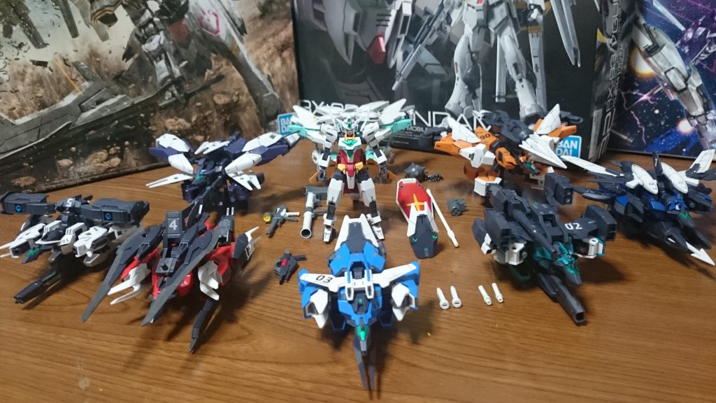 OP最後のカット再現っス!
ただ、ハンマーが片方と、アッザムリーダーだけは調達出来なかったっス…
ナナハチの武器の紹介をば~
・ビームライフル…リバイブのものをRG風にホワイトで塗装
・バズーカ…本体をホワイトで塗装
・ビームジャベリン&ナパーム…ガンダムエースとガンプラエースの付録「ガンダム対応武器セットA&B」のものを使用っス
・ハンマー…柄と鉄球部分は↑の付録を、チェーン部分はG30のを加工して取り付けてるっス
・ビームサーベル&シールド…リバイブのをそのまま使用
余談なんスけど、OP最後のカットのナナハチの武器、すこし小さめに作画されてるんスけど、なんでもSGのサイズを意識してるんだとか。納得っスね