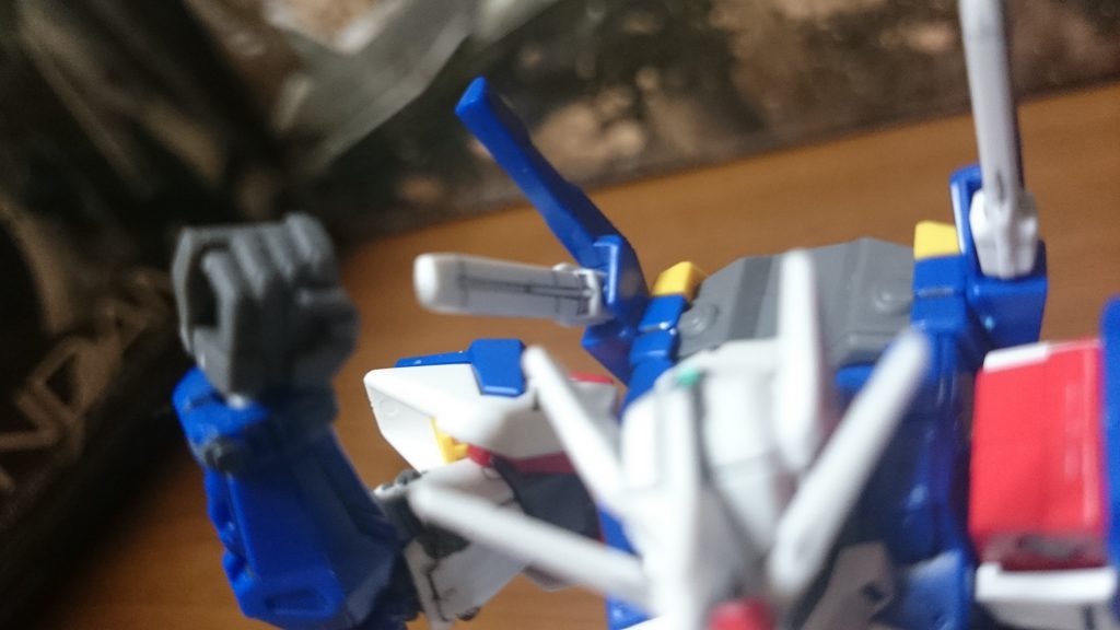 ・ビームソード

背部に接続してある状態で前方に可動するっス。……ただ…