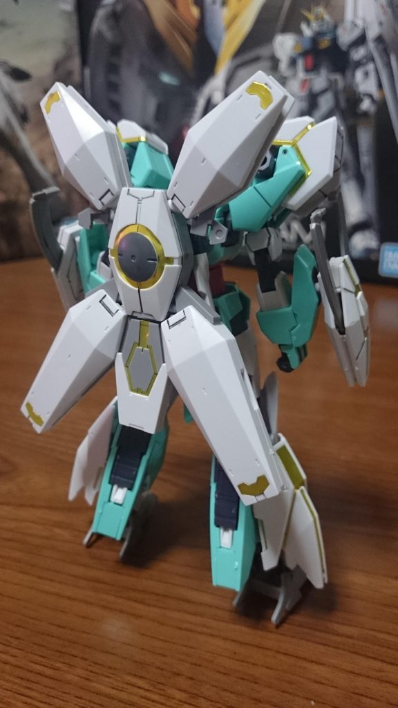 ・ネプテイトガンダム 背面
バックパックのパーツの配置はどことなく花弁のような感じがして好きっス