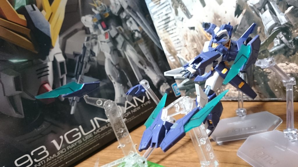 ・トライバード/ TRYファンネル

肩パーツは分離して小型戦闘機として機能するっス。またウイング部はファンネルとして独立機動するっス。

ちなみ肩パーツの先端にはドッズキャノンがあり、戦闘機状態ではビームガンとして機能するとのこと