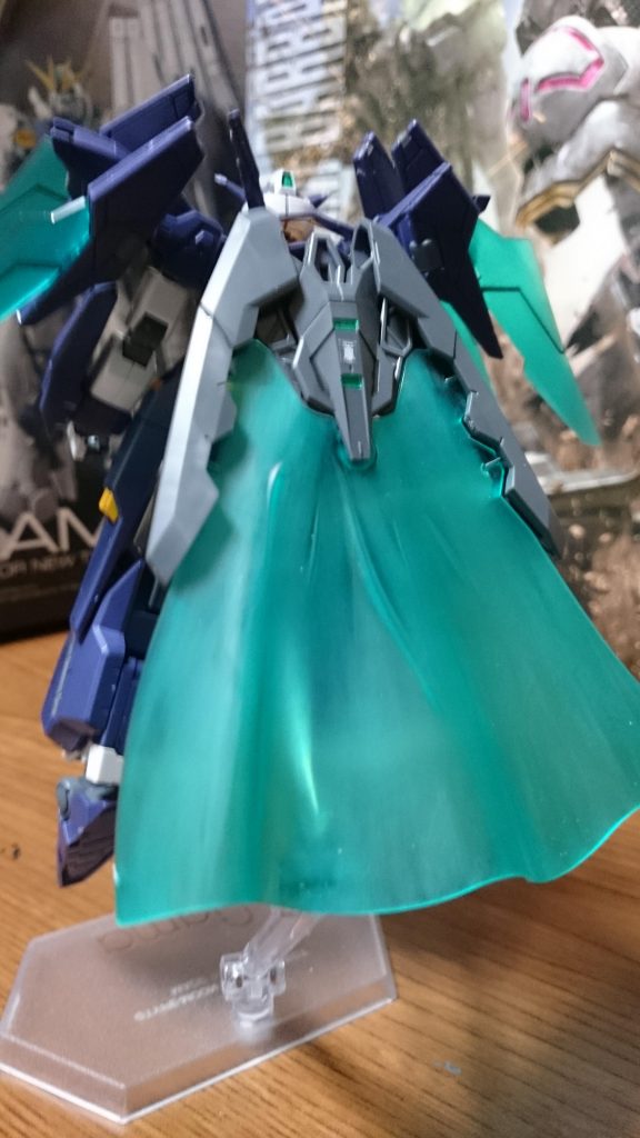 ・ビームマント

背部の多機能ホルダー、トライホルダーフレームは様々な機能を持ち、これもそのひとつっス。
ちなみにクリアパーツは全てヤスリスティックで磨いてるっス