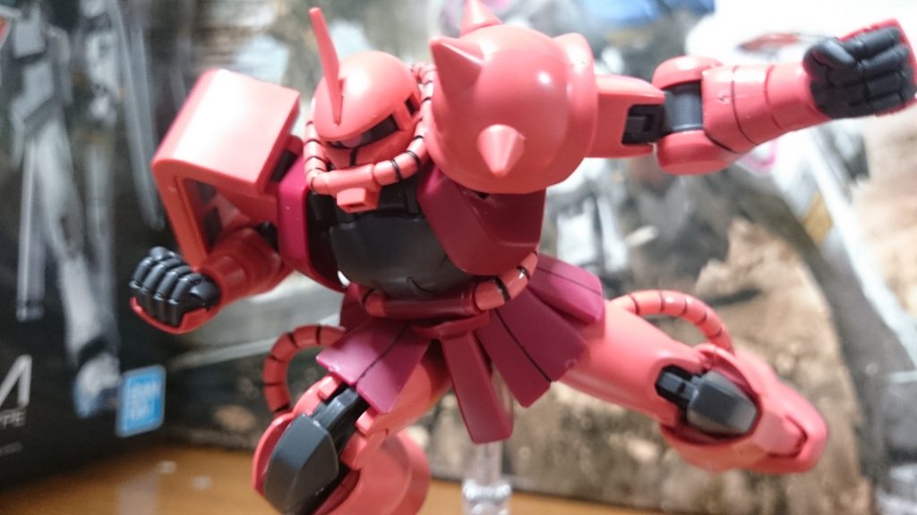 可動域なんスけど、すごく優秀っスね。上半身もすごく動くンスけど、下半身もかなり動きがつけれるっス！軟質樹脂のスカートパーツも可動の妨げなどには一切ならず、通常のスカートパーツよりも可動域upっス！なんかこのザク次元覇王流使えそう
スカートパーツの違いは……

通常版……軟質樹脂よりも可動域が少し狭まる。その代わりにサイドスカートとリアアーマーの部分にそれぞれ3mm穴アリ

軟質樹脂……通常版より可動域が広いが、通常版にあった3mm穴は無し

こんな感じっスかね