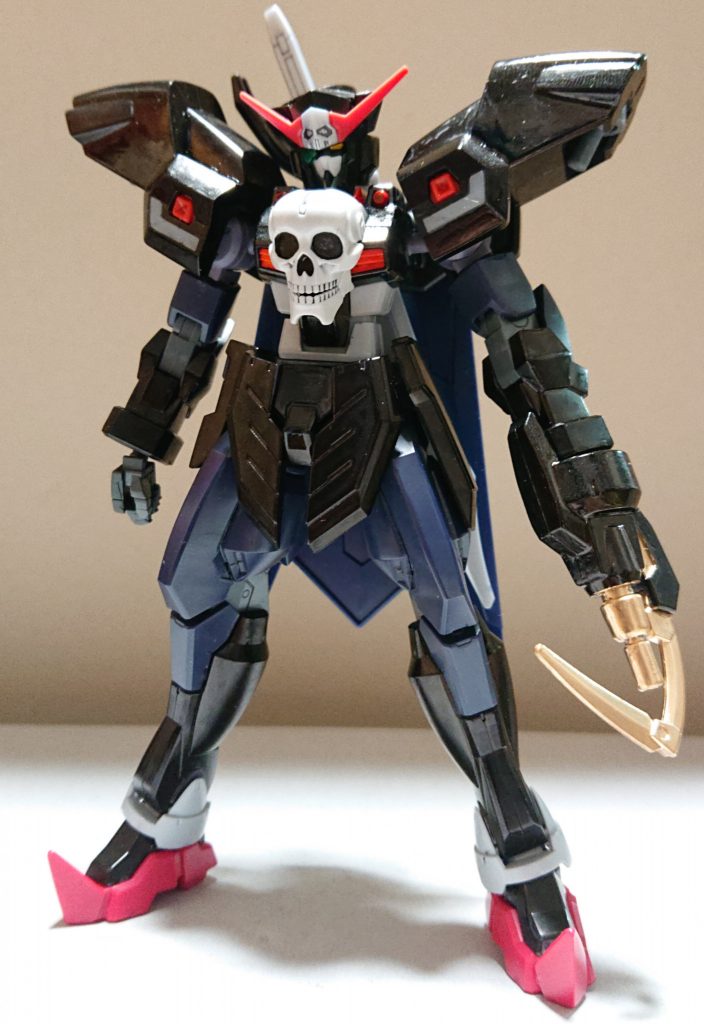 以前より黒色を増やし、胴体のイエローはレッドに変更し、腕のドッズバスターはバレルとフックをゴールドで塗装しました。
より悪役らしいカラーリングになったと思います。