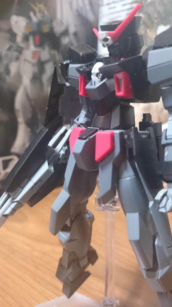 ・ガンダムAGE-2 ダークハウンド
こちらキットを二つ使ってるっス。まぁ、その要素はリード線と頭部パーツにしかないんスけど