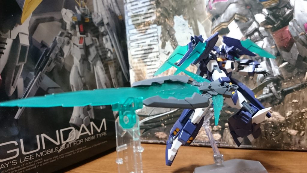 ・トライスラッシュブレイド

巨大な大剣に変形。これ、見た目通りにすっごーく重くて、スタンドで支えないもすぐ手首がへたれたり、外れたりするっス
ちなみにこのままだと両手持ちは無理っスけど、専用のアタッチメントパーツを用いることで両手持ちが可能になるっス