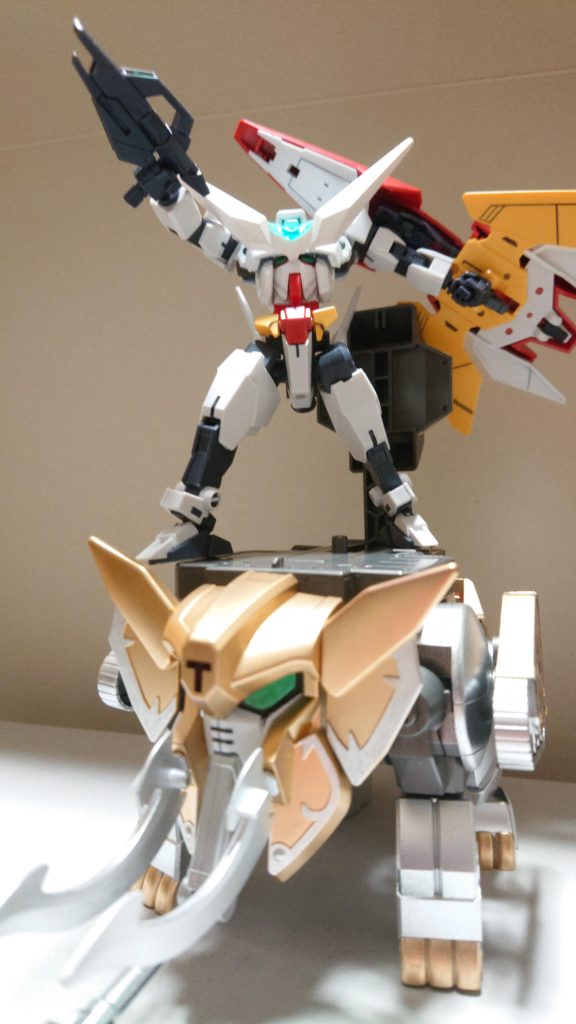 背中にフェイスシリーズを乗せることが出来、展開すれば最大三機まで搭載可能。