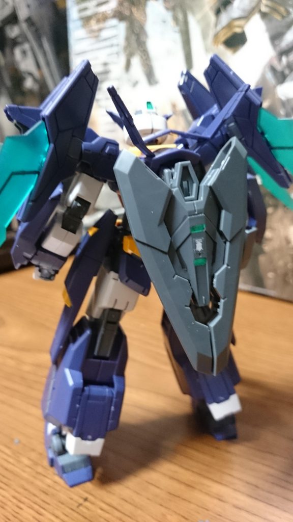 ・背面

リアアーマーはAGE-1と同形状っスけど、配色の都合上、イエローのパーツも紺色で一体化してて、イエローはシールか塗装する必要があるっス。
ちなみにAGE-1のフロントアーマーの余剰があるんで、そちらも使えるっス。ただ、こちらは色がAGE-1ノーマルと同じなんで、白い部分を紺色に塗る必要があるんで、まぁ五十歩百歩みたいなもんっスねぇ