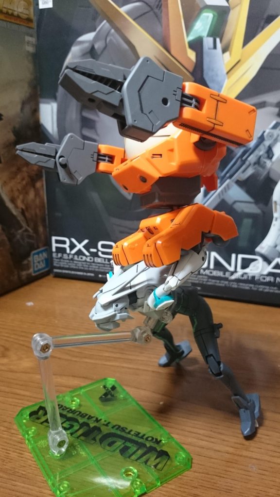 作中ではMS形態で手のひらサイズだったんスけどねぇ……こちらも実際のキットだとスケールが合わず…持たせるとこんな風に…てか抱えさせると、っスね