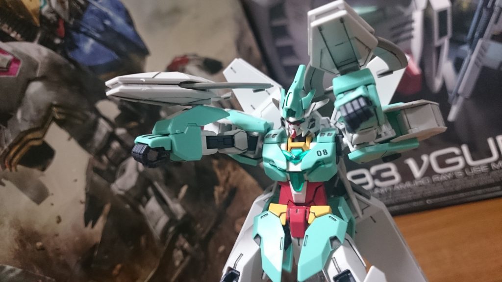 2期アーマーで唯一前腕にデフォでパーツが取り付けられてるっス。このパーツは自衛用のビームガンを放つことが出来るっス。「自衛用」ということはやっぱり本格的な戦闘用ではないんスね