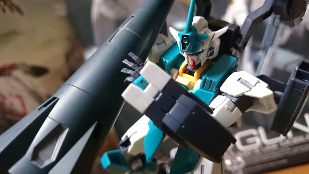 ゼルトザームの放った槍は右腕のアーマーを容易く破壊するが―――