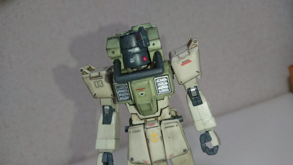 ヘッドパーツのモノアイは軸により左右に可動します