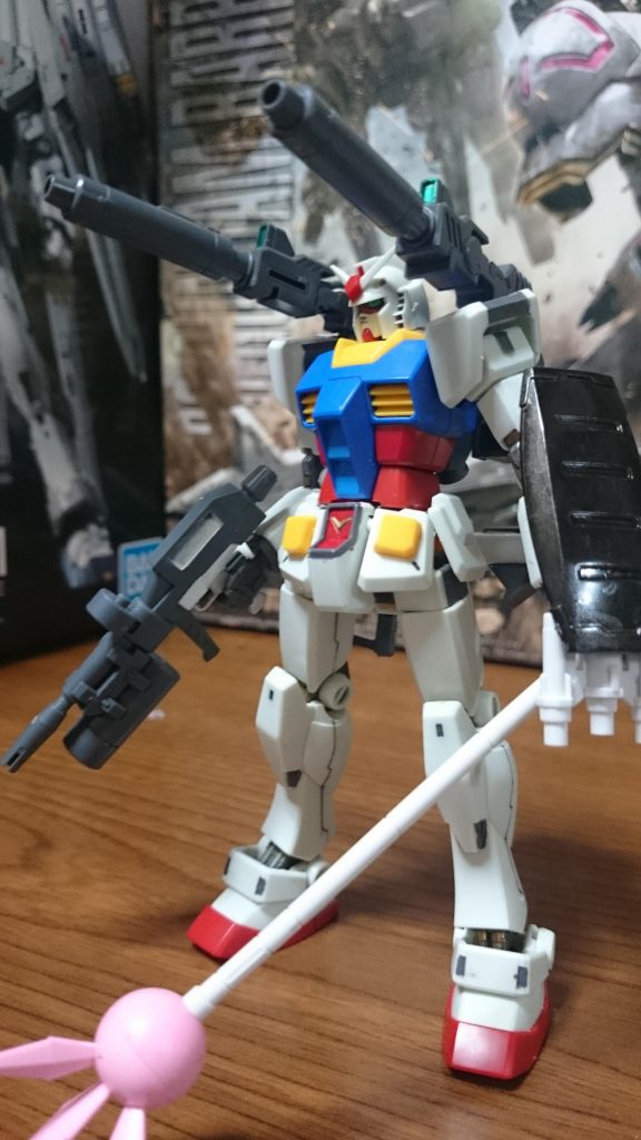 ・BEAM JAVELIN ver.  

ガンダムエース付録の「BEAM JAVELIN ver.」っス！成形色は白っス、付属する武器はビームジャベリンっス！
先のものと比較すると、ガンダムハンマーの代わりにビームジャベリン、腕の2連ビームキャノンの代わりにハイパーバズーカが装備されてるっス！
この装備は同じパーフェクトガンダム使いであるイオリ・タケシの前に現れた姿っス