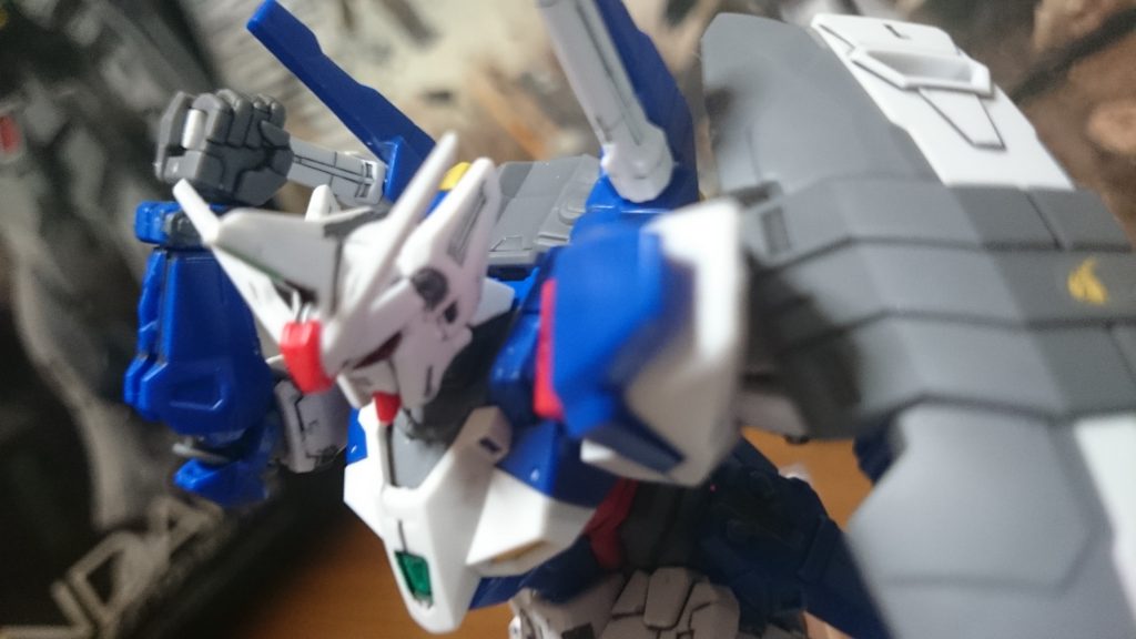 前述の通り、肘の可動が最近のキットにしては残念な感じなんで、柄側が可動するといっても柄尻を掴む程度にしか掴めないっス…