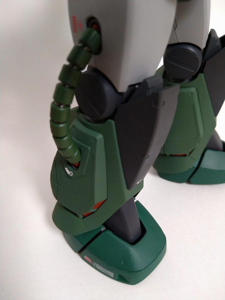 腿以下のレイアウトが結構気に入りました。J型じゃこの武装強化はできませんw　足、ふくらはぎ、動力パイプは別の緑で塗ってます。。 