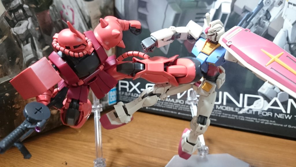 ザクキック！軟質樹脂のスカートパーツのお陰でオリジン版よりも自然にキック出来るっスね