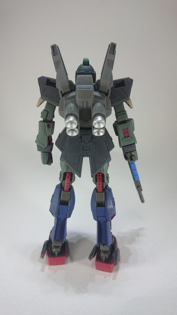 裏面
リアスカート中央部のビームサーベルラックは、バックパックにビームサーベルが収納できるため、ノコギリで削り、プラ板で蓋しました。