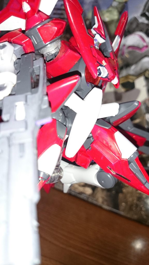 胴体のクリアパーツは本来紫で、自分もガンマカのメタバイオレットで塗装してたんスけど、MGのLEDユニットを用いて発光してる姿に惚れて、急遽赤いクリアパーツを用意したっス。ただ、フラッシュ焚かないとあまり見えない…