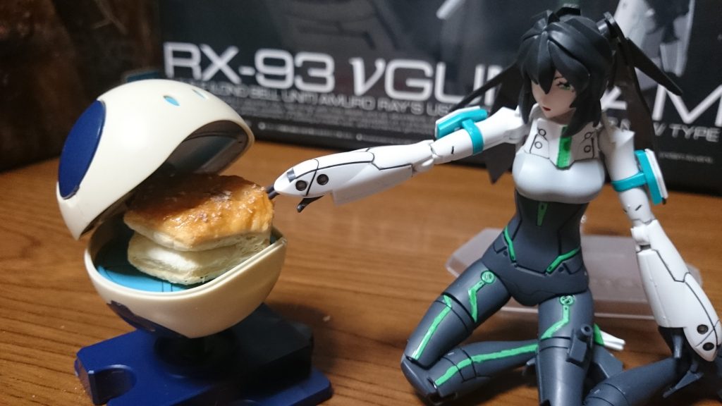 「ｱｰﾝ」
ｻｸｻｸ

「あ、ちょっと味がする！ハロなのに」

「ﾎﾝﾄﾀﾞﾅ ｵｲｼｲ」

…… ……

…… ……

まさかヒロトがこんな感じになるとは…wかわいいぞヒロト！パルカラーのハロが付属するハロフィッターが来月発売だから楽しみ！はやく並べたい！
ちなみにチョコパイを置いてみたっス。いや見方によってはから揚げに見えなくも…な……やっぱ無理あったかな…