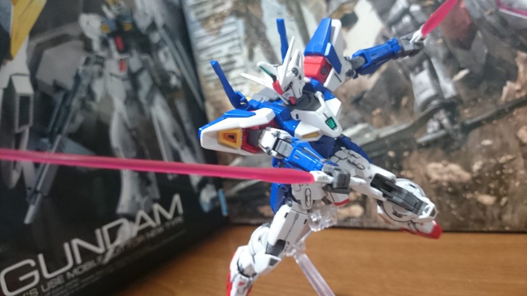 またビーム「ソード」という名の通り、旧キットやROBOT魂では幅のある大きめのエフェクトだったっスけど、HGACだと汎用のサーベルエフェクトっス。
……ホント気合いの入ってる割にちょいちょい惜しいキットっスね…