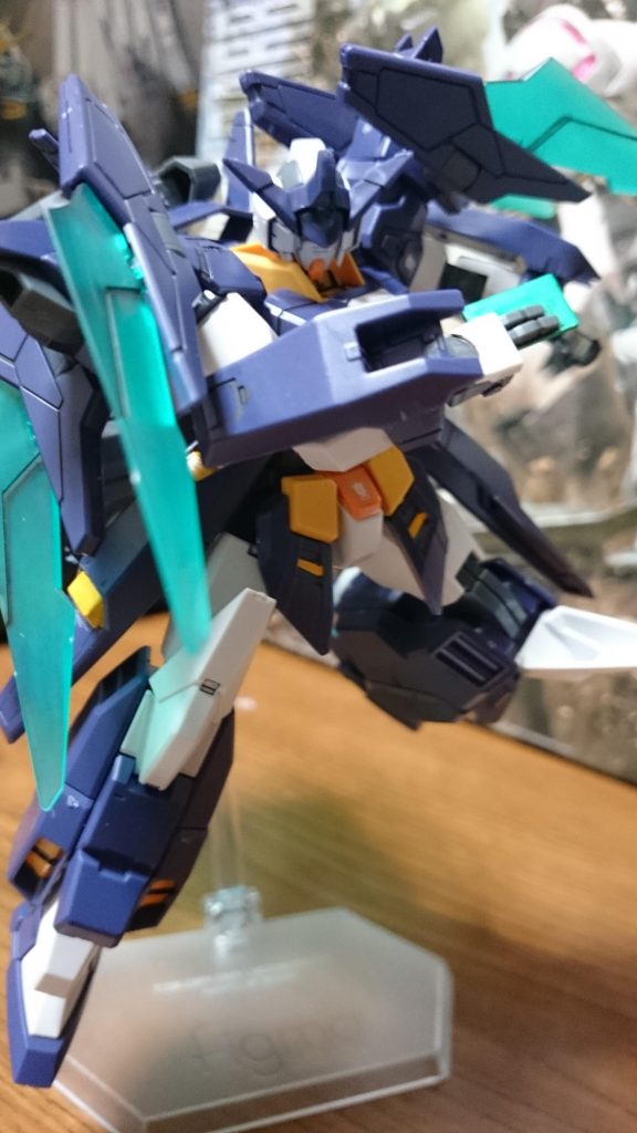 ・トライエイジシステム

カードを持ったハンドパーツはグレーで一体成形なんで、メタグリーンで塗装してるっス。
なんでもGBNのパーフェクトレア報酬らしく、これで様々なモビルスーツの武装や性能を召喚出来るんだとか。ナニこの、軽いバランスブレイカー…いやパーフェクトレアの報酬だから釣り合っている…のか…？

あとチャンプはトライエイジ(ゲーム筐体の方)にも精通しているとかで…いい大人がゲーセンであれをやってると思うと……いやこの世界だとフツーなんだろーな…