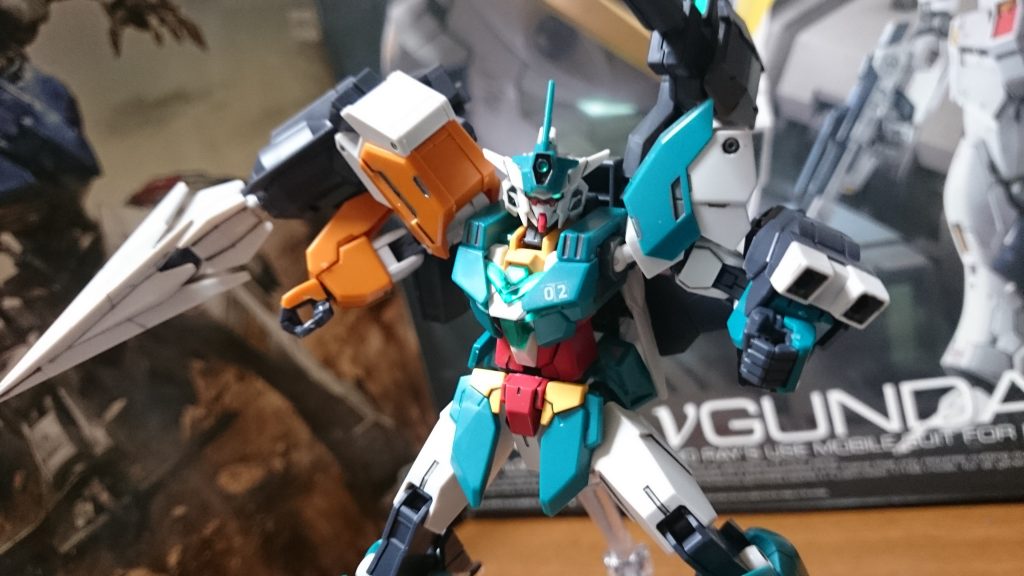 ヒロトはサターンアーマーから右腕のアーマーを喚び出し、剥き出しになったコアガンダムの腕を覆うように装着する!