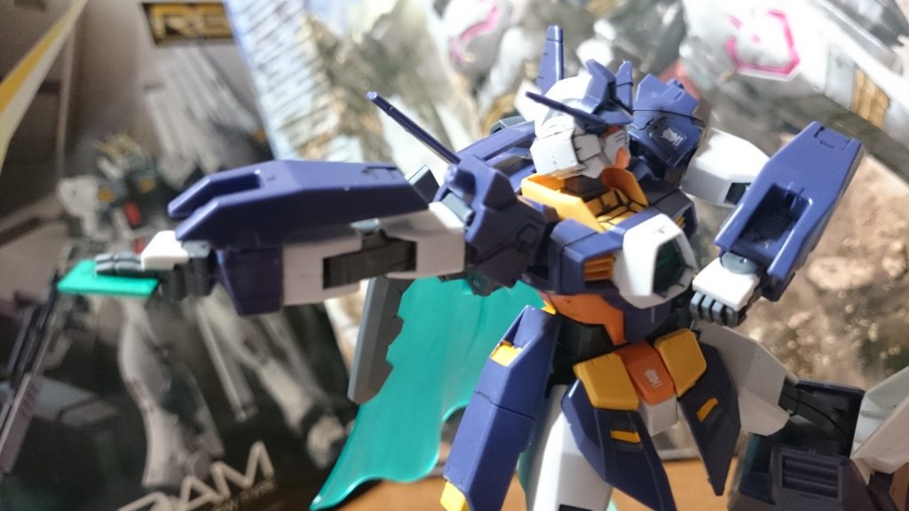 「ドロー！」

いやちょうどカードを持つハンドパーツがドローのような持ち方してるし、腕のトライアームソードの基部だって決闘盤のデッキホルダーみたいな形してるし…ね？(まぁ見ての通り、カードとトライアームソードの基部のサイズは合ってないんスけど)