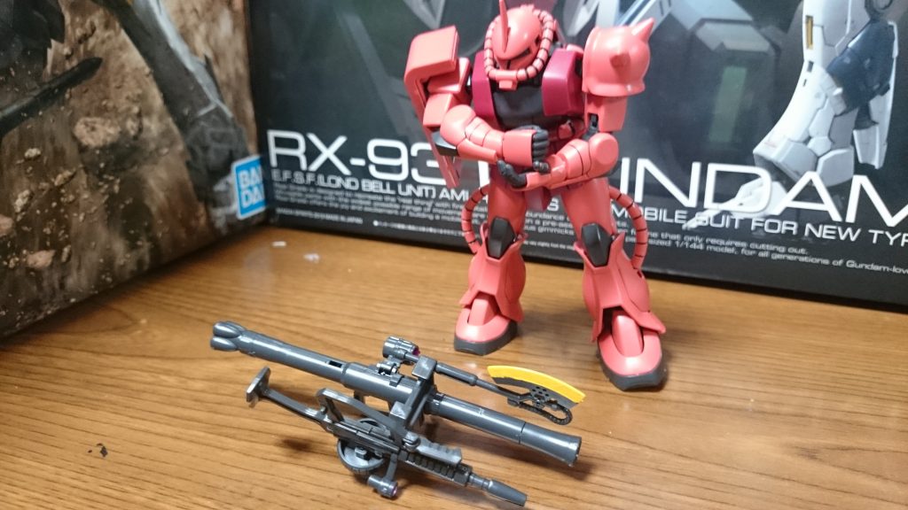 06R系のランナーが流用されてるので、武器類をまとめてマウントするパーツが余剰で余るっス。
ちなみにこのキットのシールドには取り付けられないっス。……何かに使えないものっスかねぇ