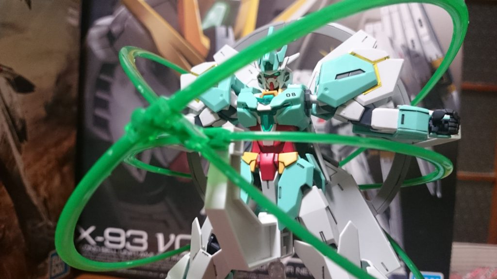 ヴォワチュール・リュミエールを展開出来るっス!
……ただ、スターゲイザーのエフェクトを取り付けてはみたものの、エフェクトはトーラスとギリギリ干渉は回避出来るっスけど、バックパックと接続パーツが干渉し、前後逆にしか取り付けられないっス。……なんだかおまるや三角ホワイトベースに跨がってるかのようでチト、いやかなり間抜けっス…