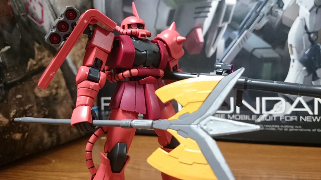 オマケそのに。

・バリスティックザク(リバイブver.)
右肩のシールドにはオリジンザク同様に四角の穴があり、オリジンザクに付属するザクバズーカの弾倉や、バリスティックウェポンズに付属するファンネルコンテナを取り付けることが出来るっス！また通常版のリアアーマーには3mm穴もあるので、この通り(画像は軟質スカート)バリスティックザクが再現可能っス！

バトローグの設定上ではベースのザクはオリジン系のザクっスけど、アニメの作画上はこちらが近いっスね！