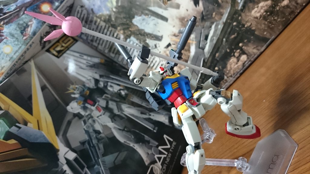 ・ビームジャベリン

こちらの目玉武器っスね。エフェクトまで白成形色なので、要塗装っス。また柄の一番下のパーツはリバイブのビームサーベル柄をそのまま使えるっス