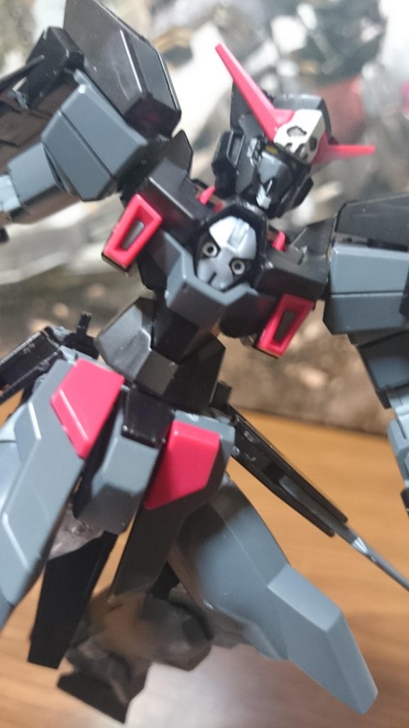 ふたつ使ったキットの片方の頭部パーツのアイパッチを切り離して、右のツインアイを見えるようにしたっス