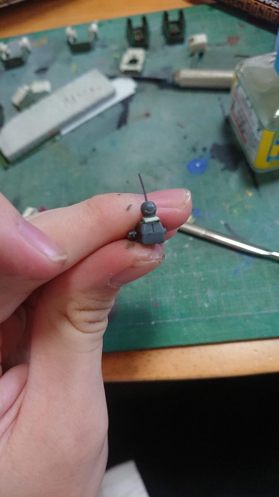 首の延長には一ミリのプラ板とピアノ線を使用しています