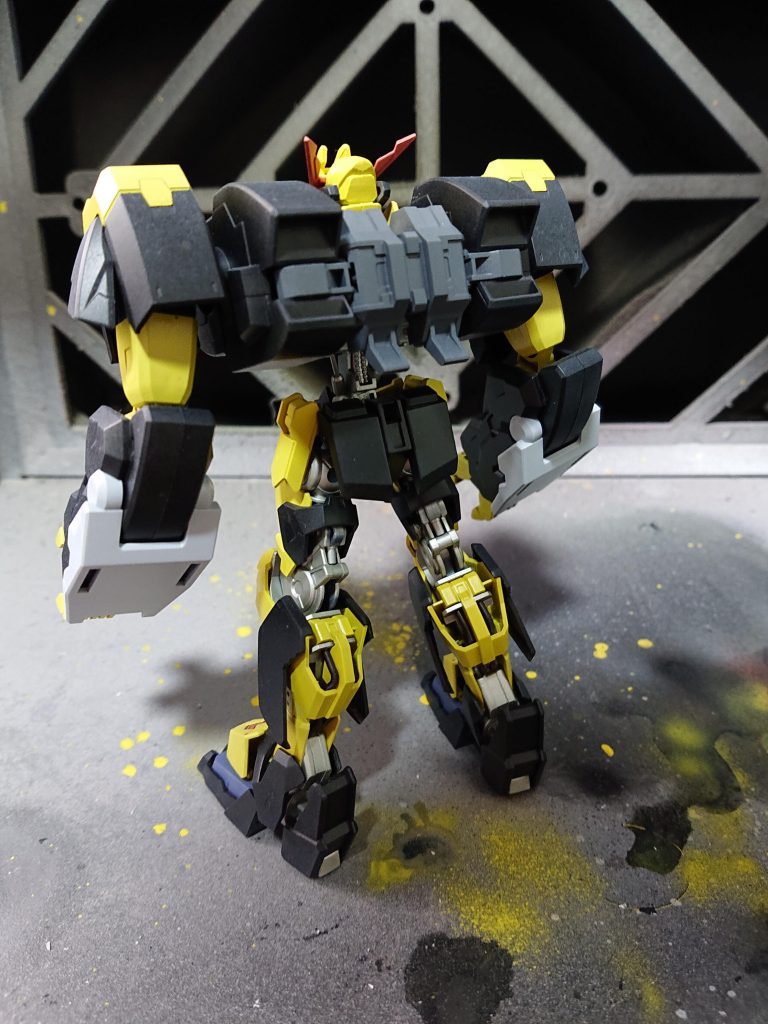 ダンタリオンのTブースターが主武装となるため、ネイキッド時の腕は収納してありますがオミットされてる設定です