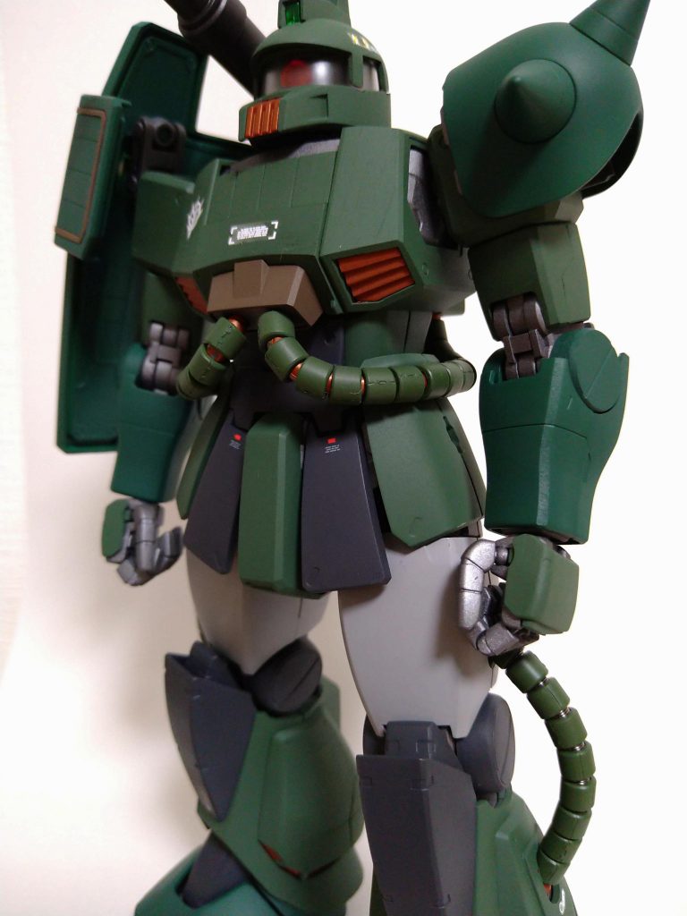 MGザクver.2.0、股間の軸のささりが甘くないですか?よく抜けます、、