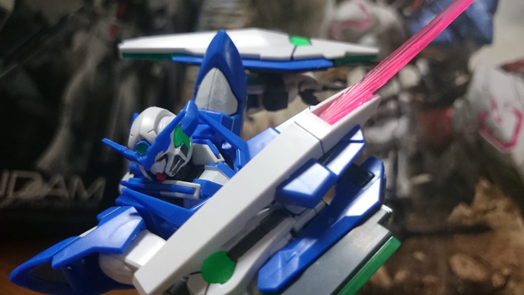 HGレッドフレーム(旧)に付属するお気に入りの形状のサーベルエフェクトも取り付けっス。こちらはやや緩めっスね