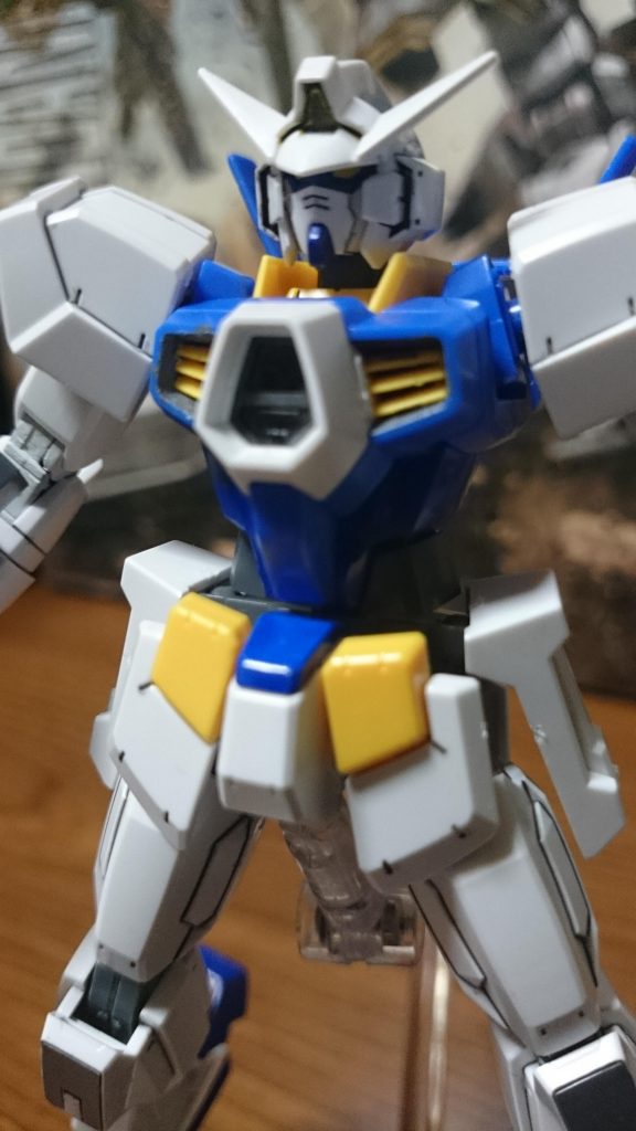 胸の蓋パーツはそのままだと胸部の装甲を取り付けることが出来ないから、外してから取り付けるっス。
基本蓋パーツか、グランサの装甲パーツで隠れるAマークは消灯状態をイメージし、メタリックブラックとグレーで塗装してるっス。
……ちなみに余談なんスけど、MGのAGE-1 2号機発送の際に、肘の関節を含む黒いランナーを白色で発送してしまったという事があったそうな。白い肘関節で組まれたものをネットで見たっスけど、中々に好みで、今回肘関節をホワイトで塗装してそれを再現してるっス。まぁ、ちょいちょい剥がれかけてるっスけど、気にしない方向で…