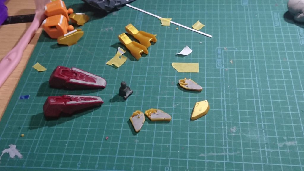 肉抜きが目立つパーツは、パテで埋めました。